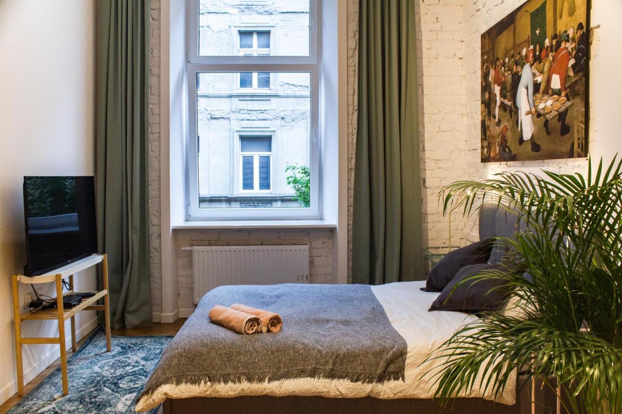 Apartament Sympatyczne Z Palmą Areka / A With Areka Palm Tree